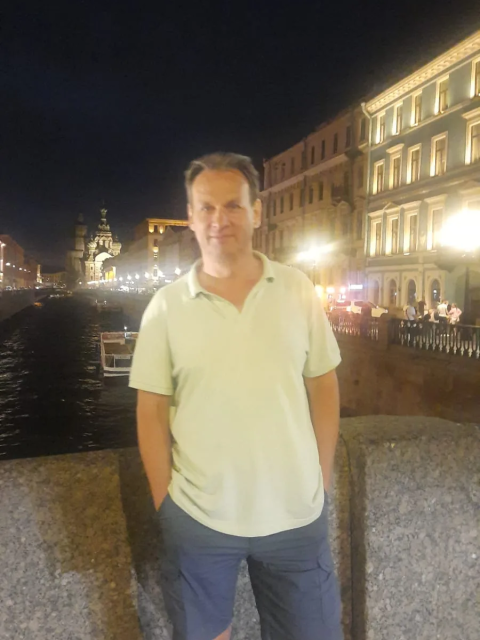 Александр, Россия, Москва, 57 лет. В разводе. Взрослая дочь и бывшая жена живут отдельно. В/о. Спокоен. Не курю.