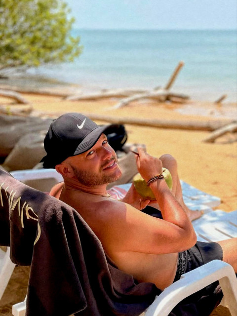 Виктор Кузнецов, Новороссийск, 42 года, 2 ребенка, 2 фото. Есть две дочки. Из увлечений у меня бильярд, боулинг и гольф. Часто выезжаю на природу. Зимой чаще е