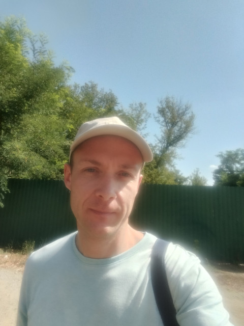 Андрей И, Россия, Краснодар, 35 лет. Самостоятельный, адекватный человек, по характеру интроверт. 
За традиционные семейные ценности, бе