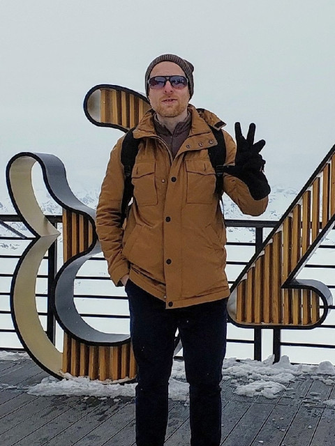 Максим, Россия, Дзержинский, 44 года, 1 ребенок. Интроверт. Добрый, но не для всех. Наивный, но не всегда. 
Амбиции не по материальным ценностям, хо