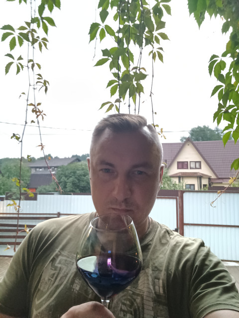 Дмитрий, Москва, м. Саларьево, 40 лет. Ищу спутницу для постоянных отношений, общения и совместного времяпрепровождения. 
Обожаю крепкий к