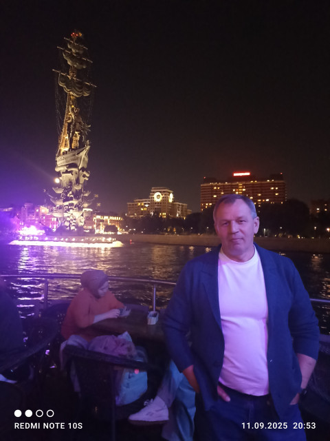 Юрий, Москва, м. Домодедовская, 53 года. Хочу встретить женщину с которой вместе идти по жизни, душа в душу и любить её до конца своего жизненного...  Анкета 890056. 