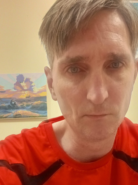 Алексей Титов, Южно-Сахалинск, 42 года. Сейчас нахожусь в инвалидном доме, хожу в спортзал, пытаюсь восстановиться.