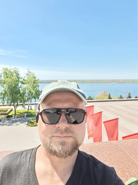 Сергей Карпов, Ялта, 46 лет, 1 ребенок. Любовь приходит в сердце, чтоб остаться… 
Снимает у порога сапоги… 
А чтобы мы не стали сомневатьс