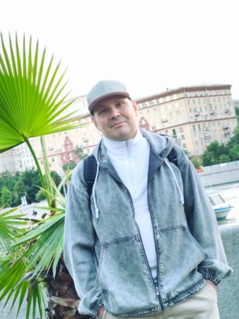 Роман, Москва, м. Ясенево, 49 лет, 1 ребенок. Он ищет её: Спокойную адекватную женщину для жизни, человека, который живет чувствами и смыслами, который может   Анкета 897400. 