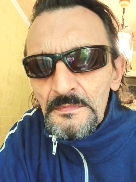 Иван, Россия, Донецк, 59 лет. Ищу: Умницу, красавицу, можно не комсомолку. Но голова не должна болеть. Я мусчина активный, частая головная...  Анкета 899858. 