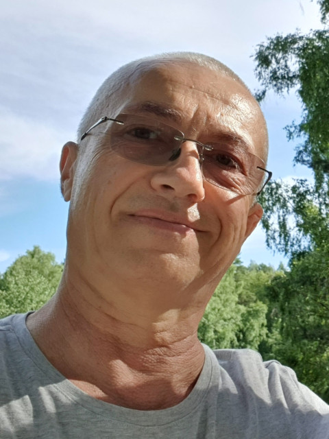 Павел, Россия, Москва, 60 лет, 1 ребенок. Познакомлюсь с женщиной для выяснения отношений и дележа имущества
Я дышу твоими волосами, словно незнакомою...  Анкета 900871. 