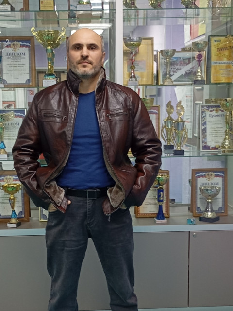 Артур, Краснодар, 43 года. В первую очередь нужно ДРУГ ДРУГУ стать ЛУЧШИМИ ДРУЗЬЯМИ! На таком ФУНДАМЕНТЕ проще будет выстроить 
