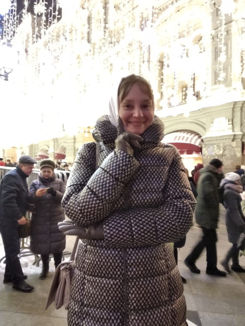 Лена, Россия, Москва, 56 лет, 1 ребенок. Познакомлюсь с неженатым, русским, добрым и умным мужчиной. Вначале - общение, а потом как сложится...  Анкета 903141. 