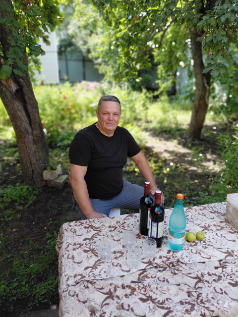 А. С., Россия, Коломна, 52 года. Замечательный человек! 
Когда вся грязь народного суда 
Моей душе и сердцу докучала
Я посылал все