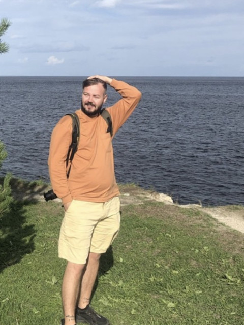 Oleg, Узбекистан, Ташкент, 34 года. перевёл часы 
солнечные 
через дорогу 
на португальский