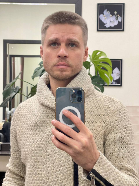 Евгений Марков, Москва, м. Беговая, 41 год. Умею держать планку три минуты и внимание зала два часа. С близкими людьми хочется не роли, а чего-т