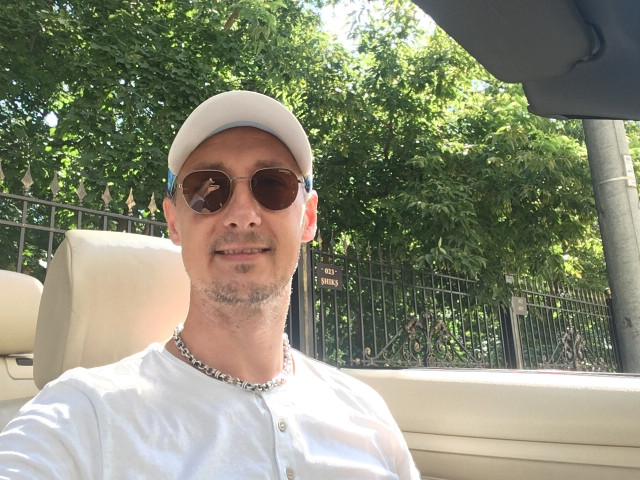 Вячеслав, Москва, 42 года. Высок, красив, скромен..)))
С чувством юмора и адекватностью все норм.