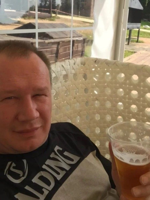 Алексей, Россия, Солнечногорск, 48 лет. Ищу: Девушку! не тётеньку! С разумным градусом раздолбайства в голове)))

Дамы! провел на сайте пару дней,...  Анкета 915285. 